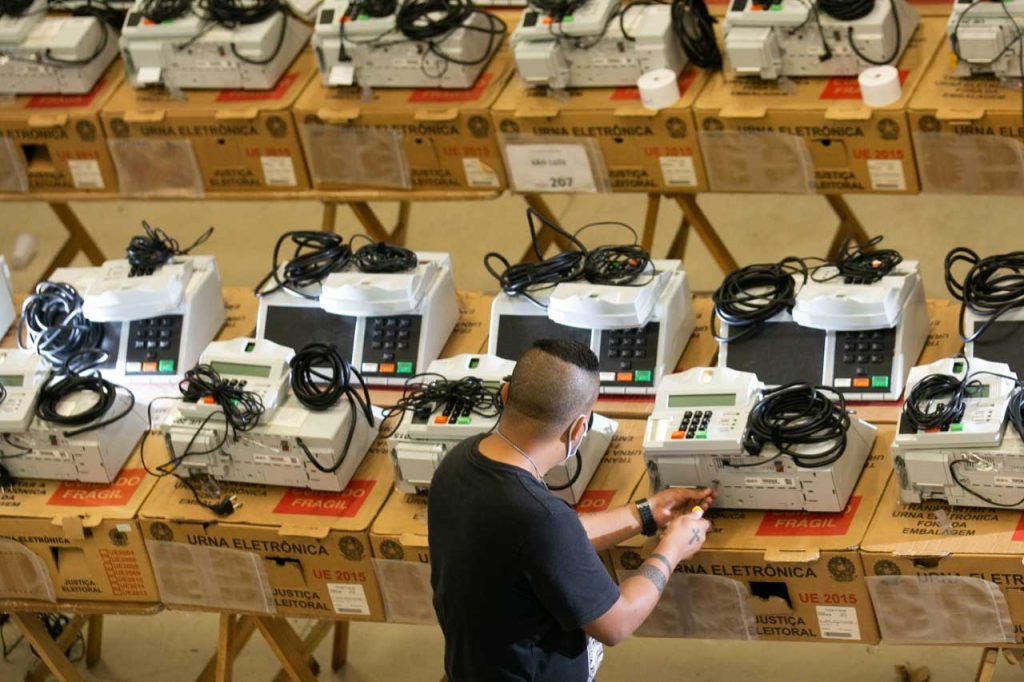 Funcionários do TRE preparam urnas eletrônicas para o dia das eleições de 202012