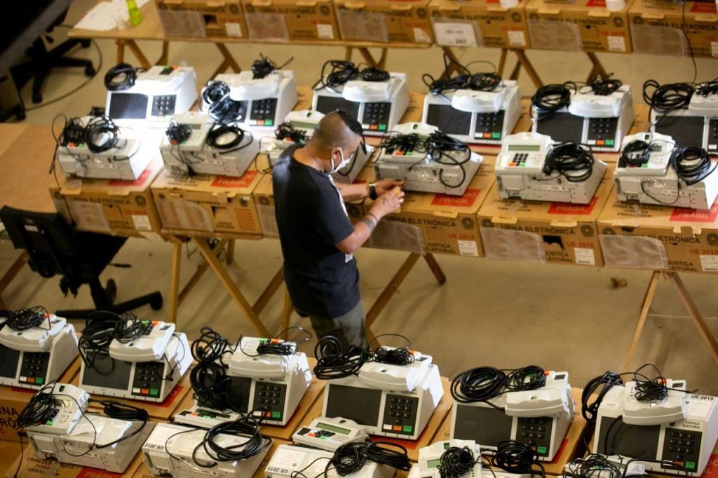 Funcionários do TRE preparam urnas eletrônicas para o dia das eleições de 202012