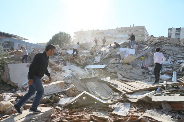 Terremoto de magnitude 7.0 no mar Egeu atinge Turquia e Grécia