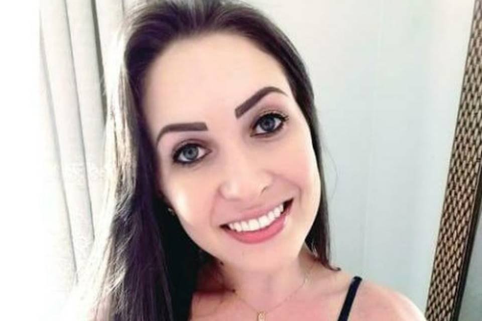 Enfermeira é morta a facadas na garagem de casa. Namorado é suspeito