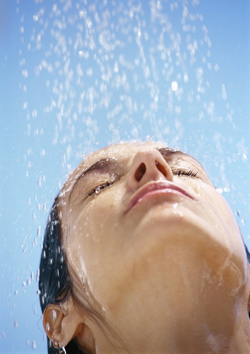 água caindo em rosto de mulher