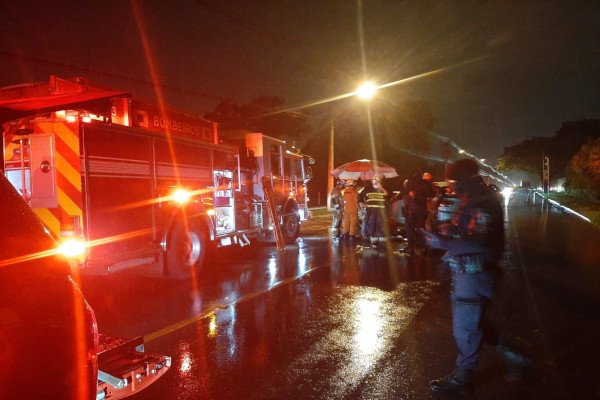 bombeiros fazendo massagem cardiorrespiratória