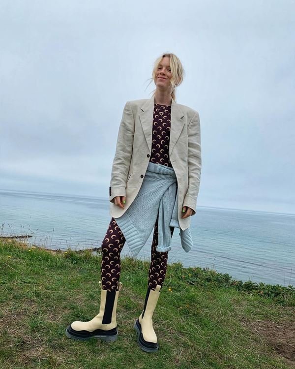 Influencer com bota Bottega Veneta