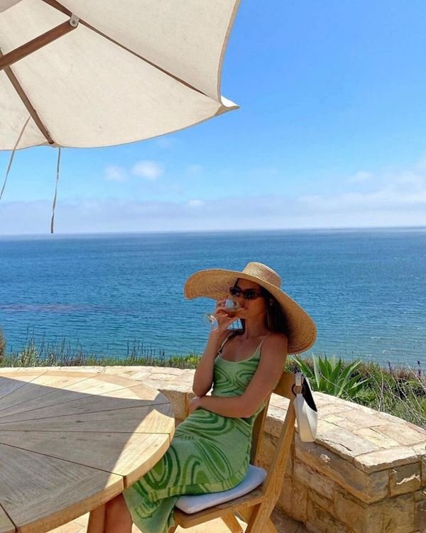 Kylie com vestido House of Sunny