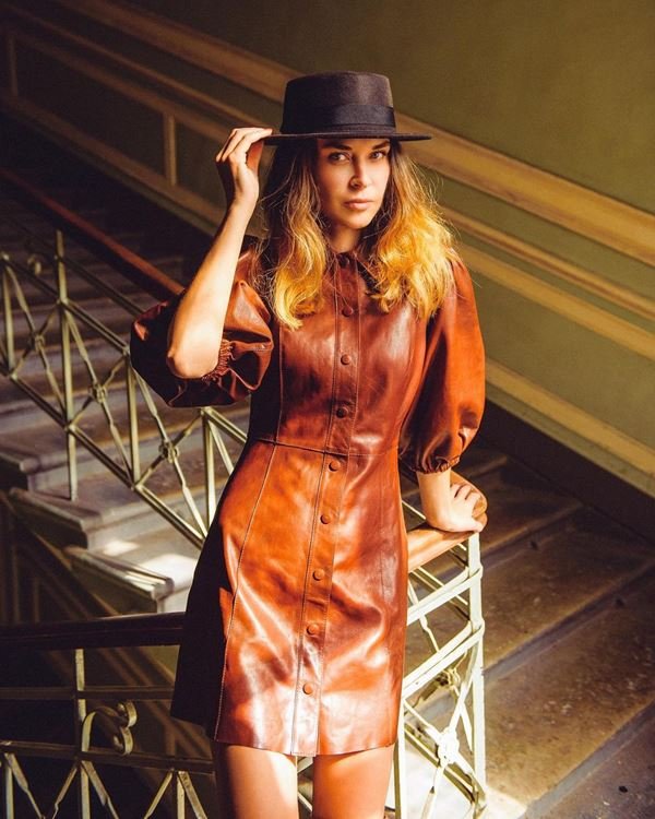Modelo com vestido de couro