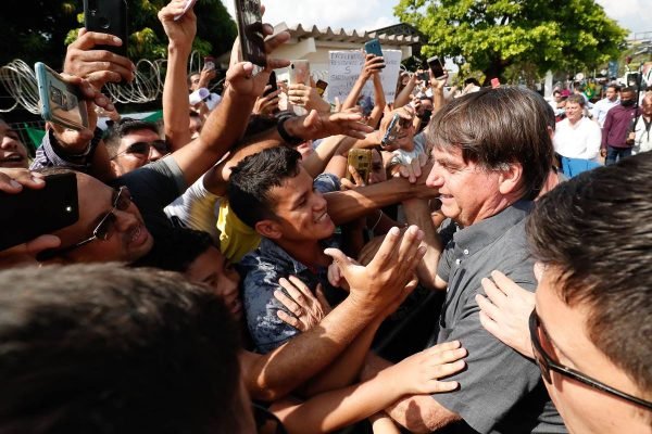 Jair Bolsonaro com apoiadores no Maranhão