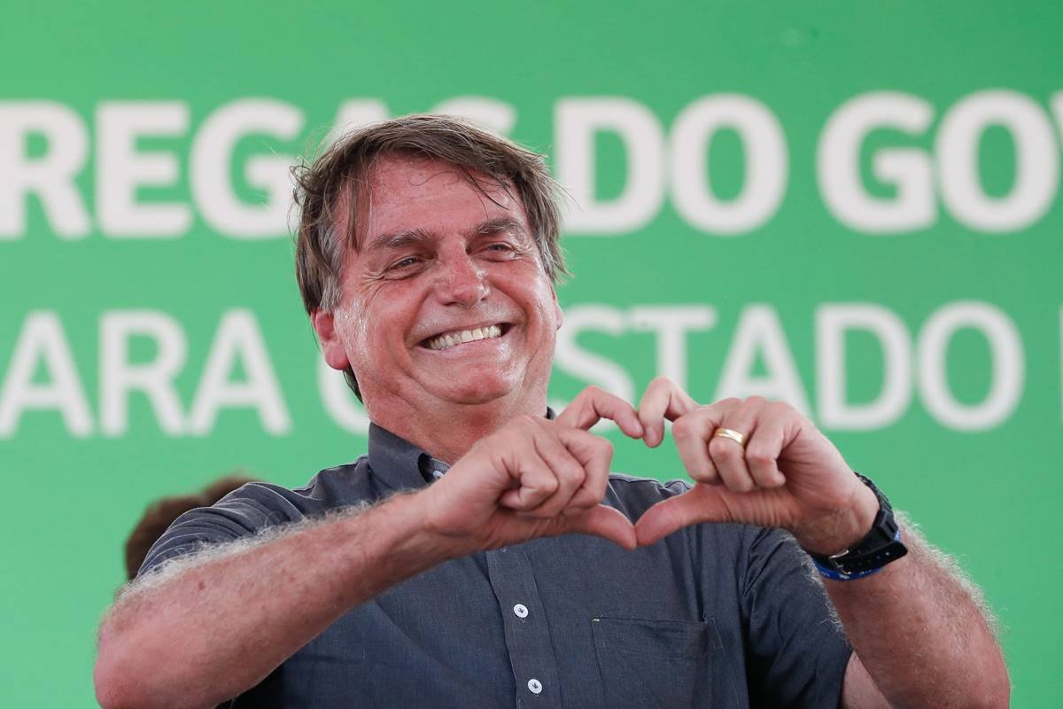 Jair Bolsonaro faz coraçãozinho com a mão