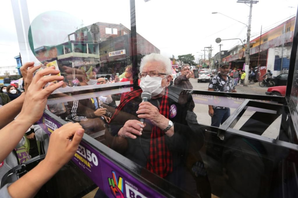 Guilherme Boulos e a vice Luiza Erundina, participam de uma carreata na zona sul de São Paulo