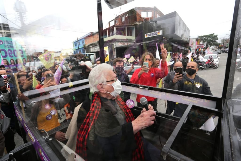 Guilherme Boulos e a vice Luiza Erundina, participam de uma carreata na zona sul de São Paulo
