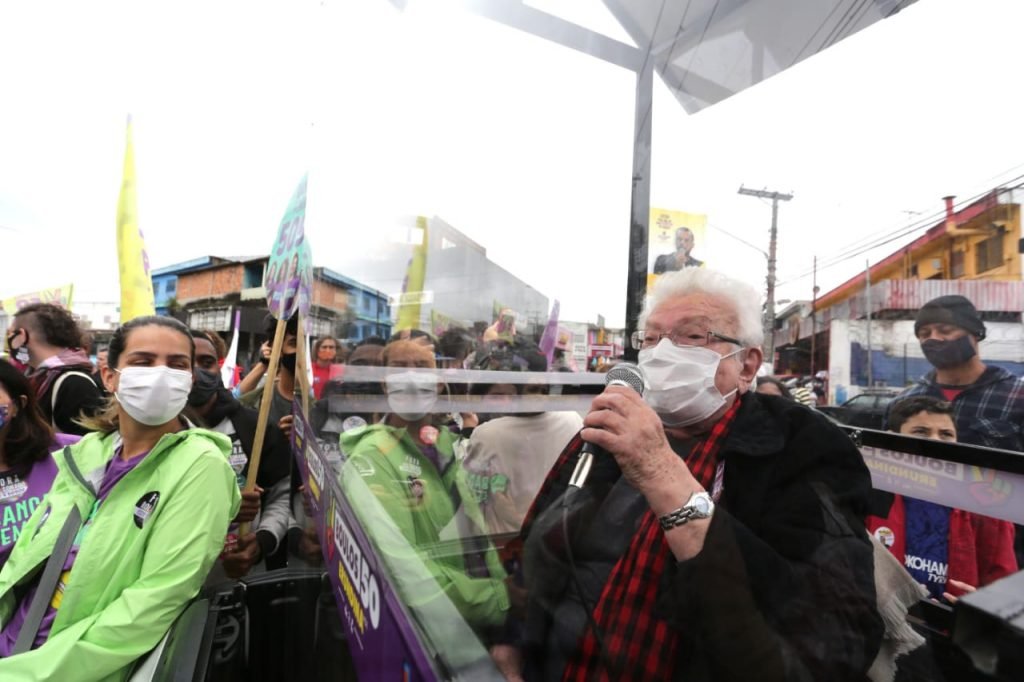 Guilherme Boulos e a vice Luiza Erundina, participam de uma carreata na zona sul de São Paulo