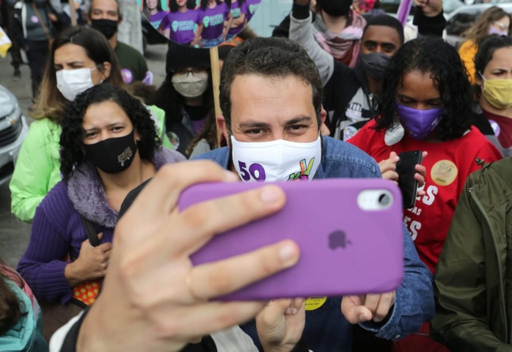 Guilherme Boulos e a vice Luiza Erundina, participam de uma carreata na zona sul de São Paulo