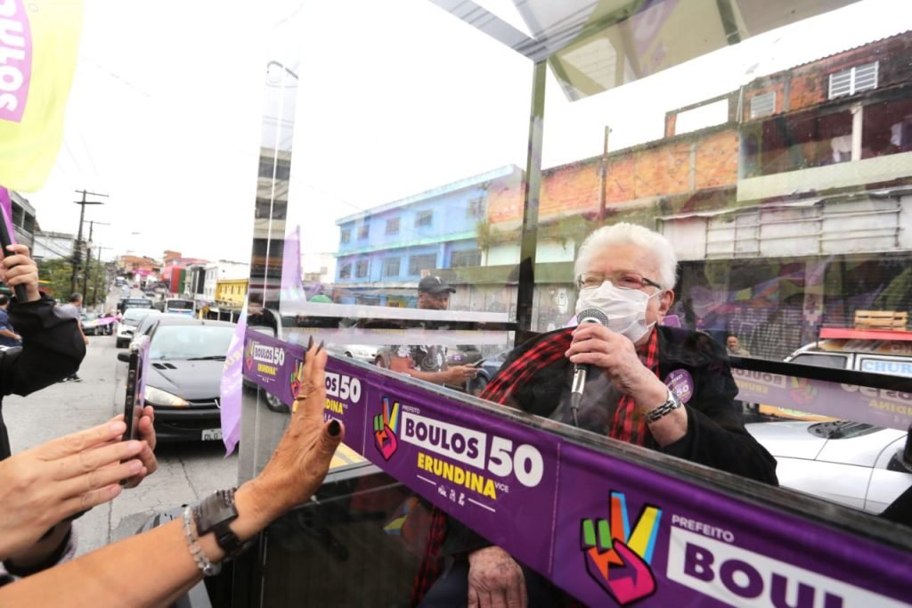 Guilherme Boulos e a vice Luiza Erundina, participam de uma carreata na zona sul de São Paulo