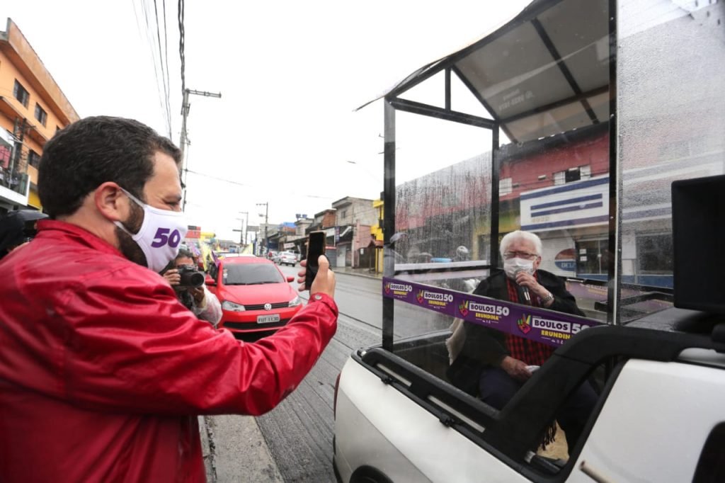 Guilherme Boulos e a vice Luiza Erundina, participam de uma carreata na zona sul de São Paulo