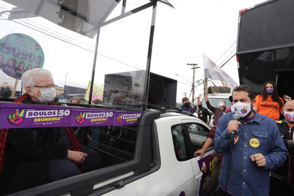 Guilherme Boulos e a vice Luiza Erundina, participam de uma carreata na zona sul de São Paulo