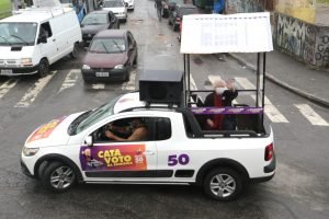 Guilherme Boulos e a vice Luiza Erundina, participam de uma carreata na zona sul de São Paulo
