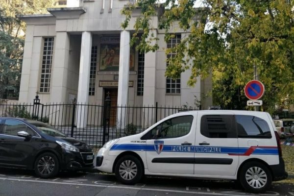 Padre é baleado em frente a igreja em Lyon, na França