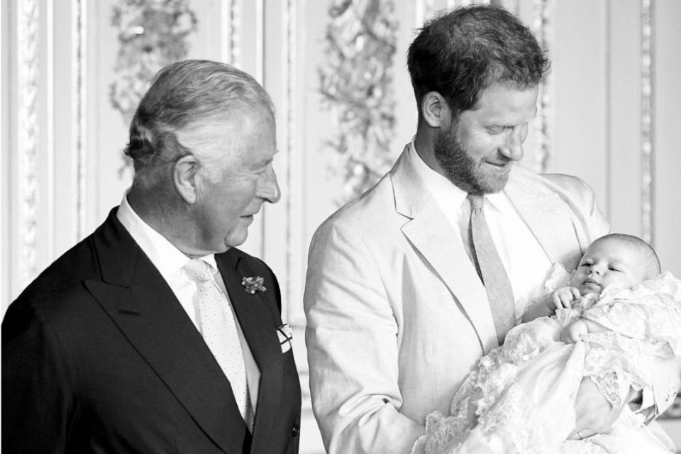 Príncipes Charles e Harry com Archie