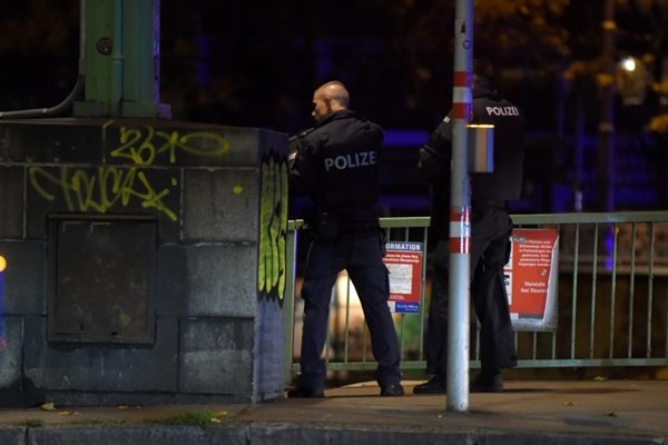 Policial durante atentado na Áustria