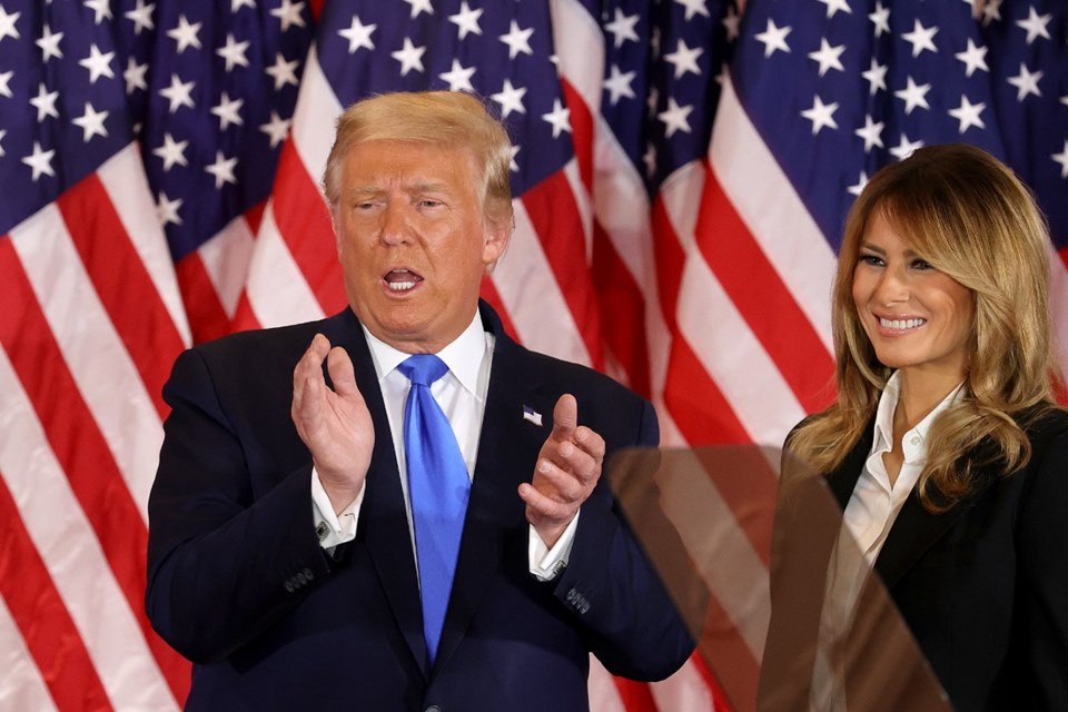 Trump ao lado de Melania, na madrugada de quarta-feira, 4 de novembro, ao declarar vitória na eleição