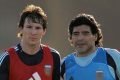 Lionel Messi ao lado de Diego Maradona