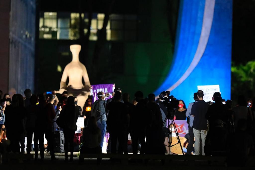 Manifestantes foram para a frente do STF um ato contra a cultura do estupro no país