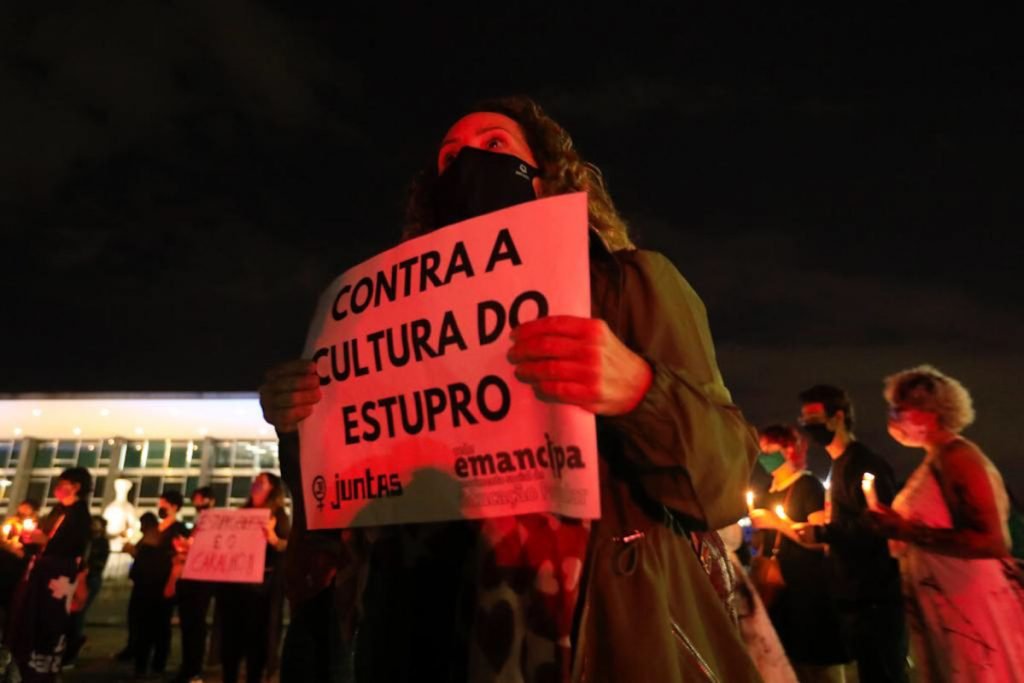 Manifestantes foram para a frente do STF um ato contra a cultura do estupro no país