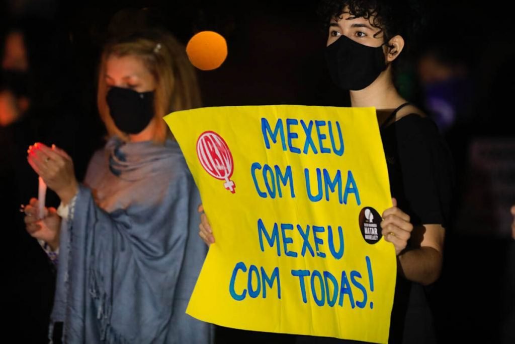 Manifestantes foram para a frente do STF um ato contra a cultura do estupro no país