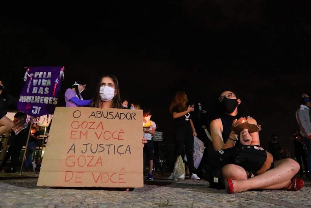 Manifestantes foram para a frente do STF um ato contra a cultura do estupro no país