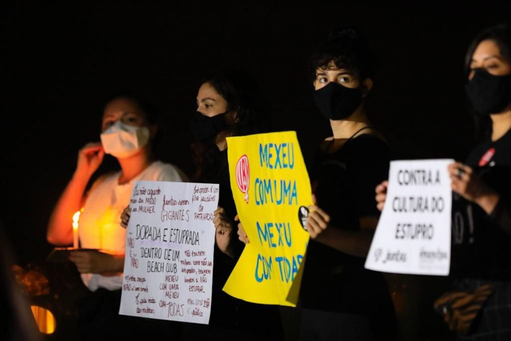 Manifestantes foram para a frente do STF um ato contra a cultura do estupro no país