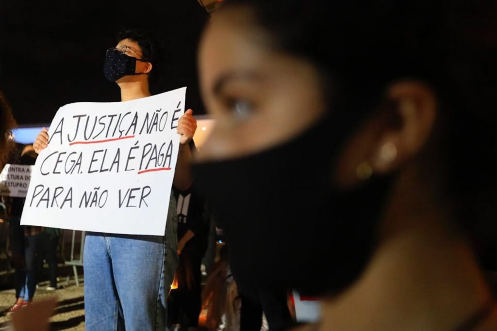 Manifestantes foram para a frente do STF um ato contra a cultura do estupro no país
