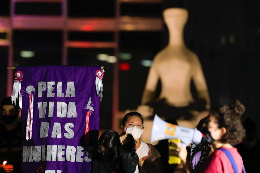 Manifestantes foram para a frente do STF um ato contra a cultura do estupro no país