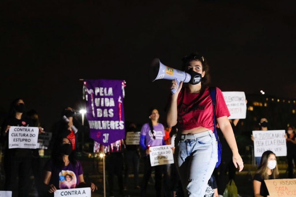 Manifestantes foram para a frente do STF um ato contra a cultura do estupro no país