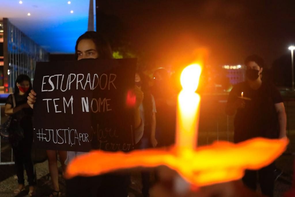 Manifestantes foram para a frente do STF um ato contra a cultura do estupro no país