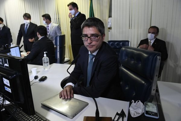 Senador Carlos Francisco Portinho durante posse na Casa Legislativa, nessa terça-feira (3/11)