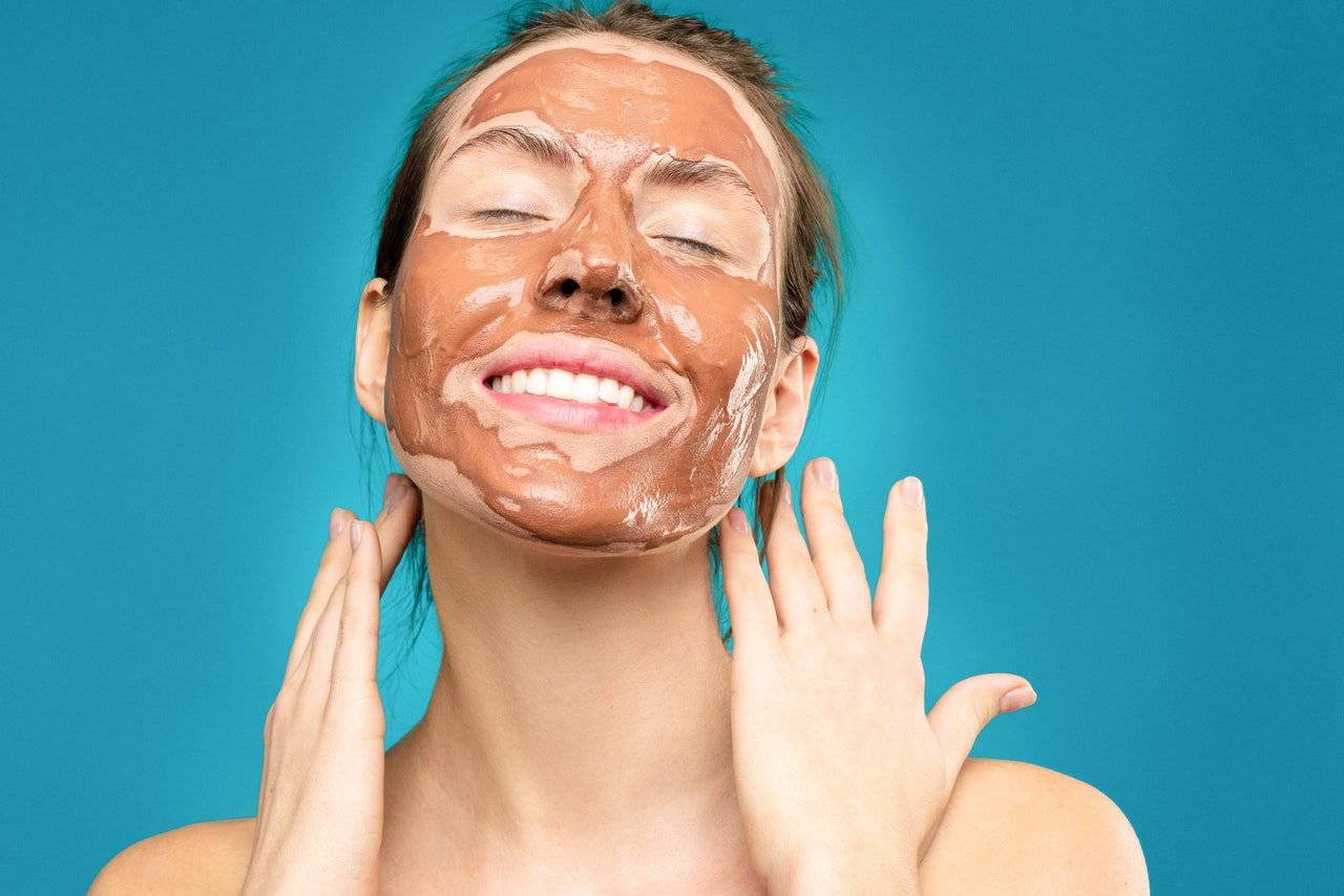 Faça em casa: 7 máscaras faciais para dar um up em todos os tipos de pele