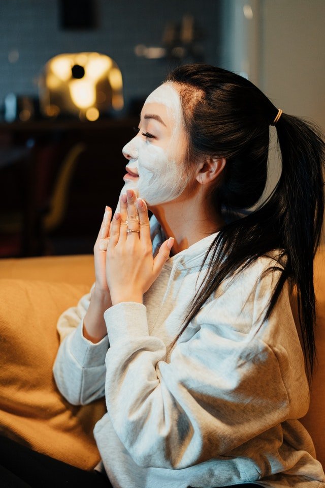 Faça em casa: 7 máscaras faciais para dar um up em todos os tipos de pele