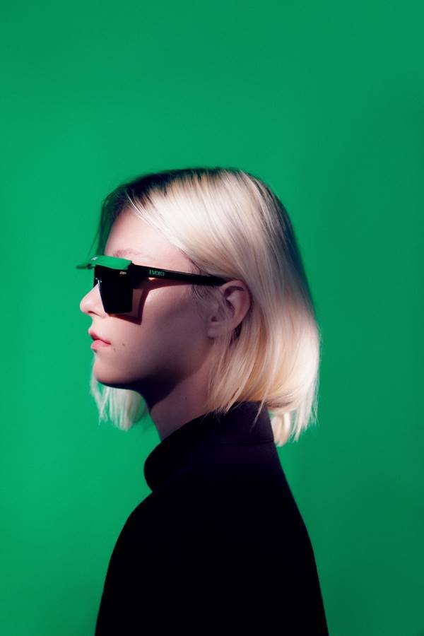 Modelo em campanha usando óculos de sol, da coleção da New Era com a Evoke