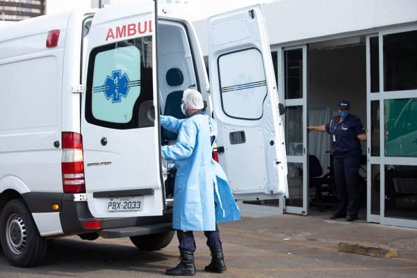 Ambulância na porta de hospital