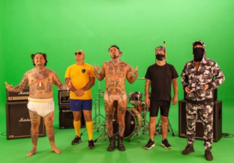 Kit Gay Tico Santa Cruz aparece pelad o em novo clipe do