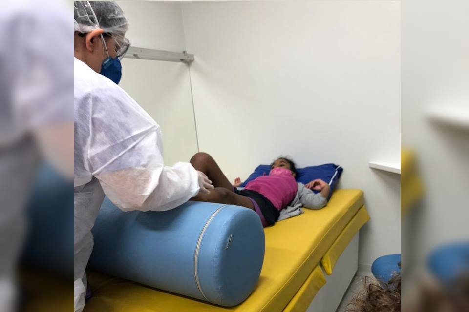 Maria Eduarda Mowbray, menina de Brasília com a síndrome inflamatória multissistêmica pediátrica