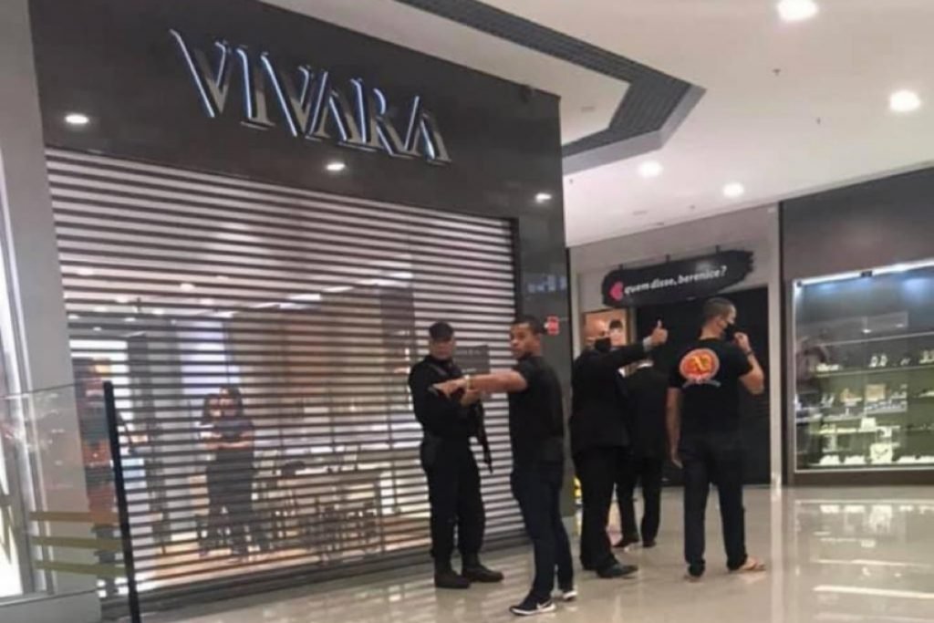 loja fechada e homens