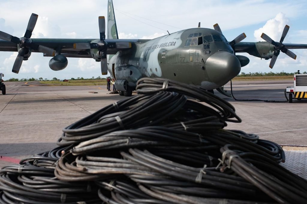 Primeira Aeronave da Força Aérea Brasileira chega em apoio ao restabelecimento de energia no Macapá, trazendo equipamentos para o gerador de energia