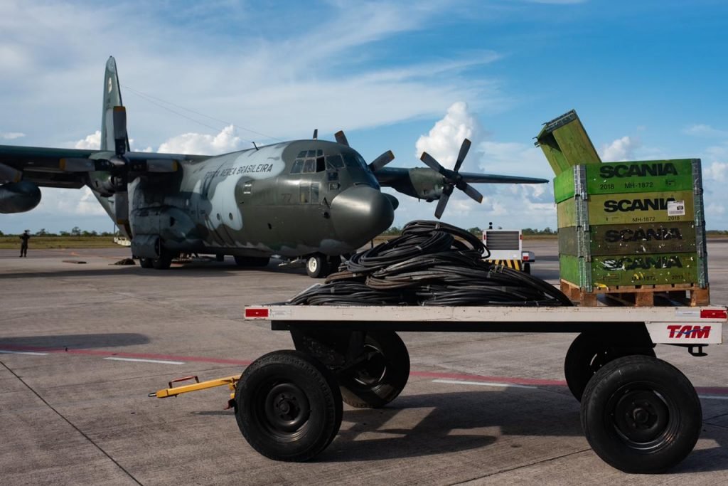 Primeira Aeronave da Força Aérea Brasileira chega em apoio ao restabelecimento de energia no Macapá, trazendo equipamentos para o gerador de energia