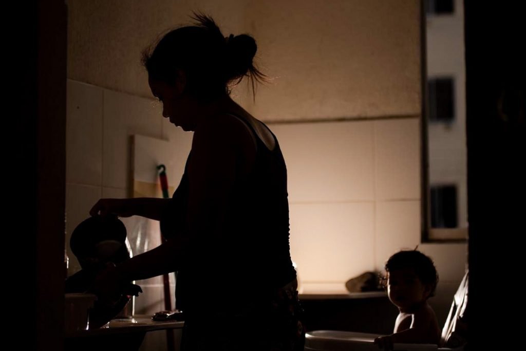 Moradores dos bairro Macapaba (Amapá) sofrem com a falta de luz e água a 4 dias, população reclama que cortes no abastecimento de água é rotineiro