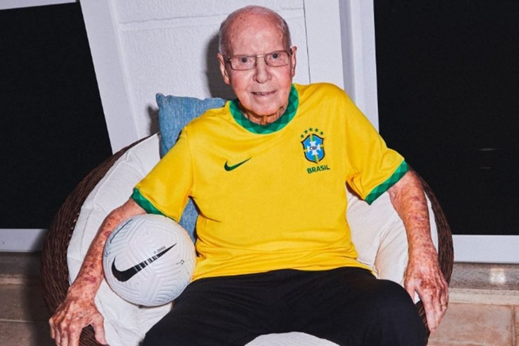 Zagallo com nova camisa da Seleção