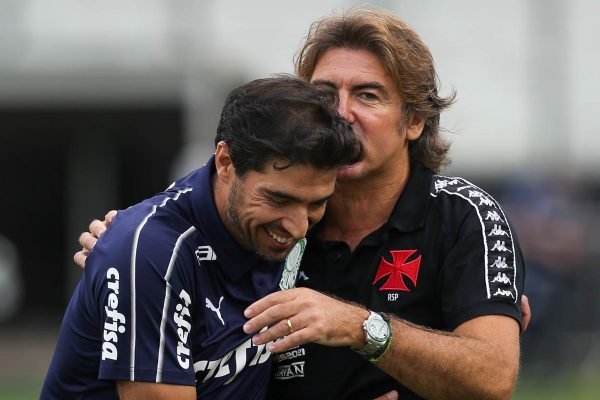 Abel Ferreira e Ricardo Sá Pinto abraçados