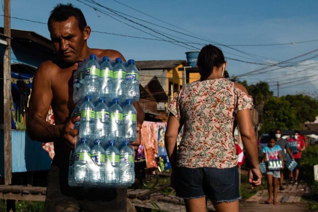 Entrega de agua mineral realizada pelo Amapá Solidário para moradores de São Lázaro, Zona Norte de Macapá