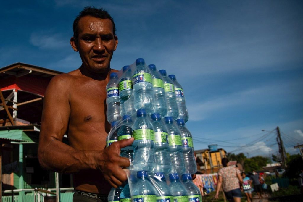 Entrega de agua mineral realizada pelo Amapá Solidário para moradores de São Lázaro, Zona Norte de Macapá