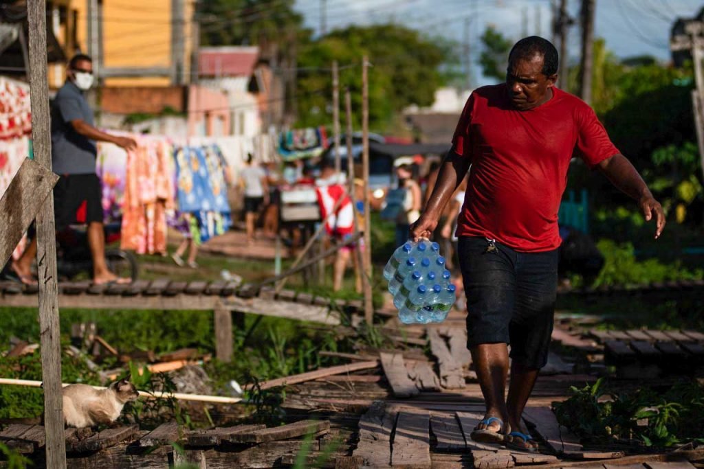 Entrega de agua mineral realizada pelo Amapá Solidário para moradores de São Lázaro, Zona Norte de Macapá