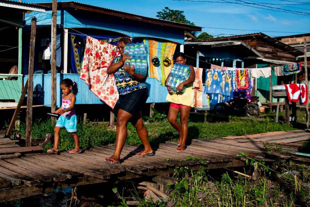Entrega de agua mineral realizada pelo Amapá Solidário para moradores de São Lázaro, Zona Norte de Macapá